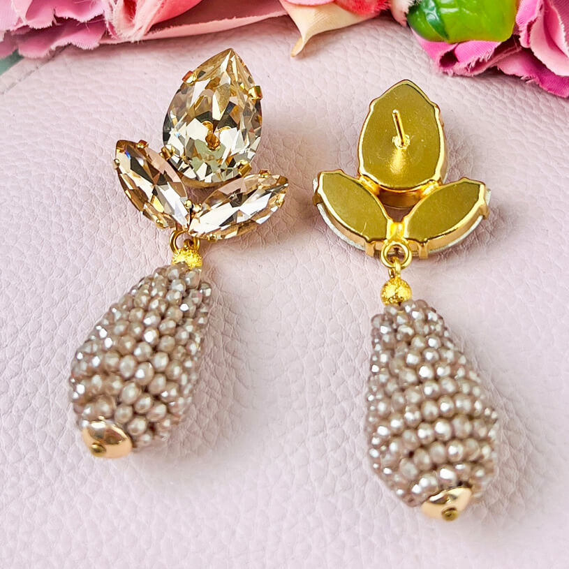 Champagnerfarbene Ohrstecker mit glitzernden Tropfen von AmuseToi