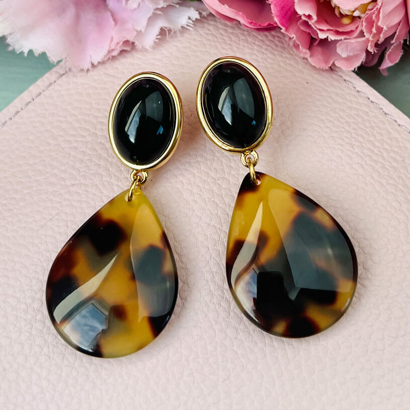 Schwarze Ohrstecker mit Tropfen in Schildpatt-Optik von AmuseToi