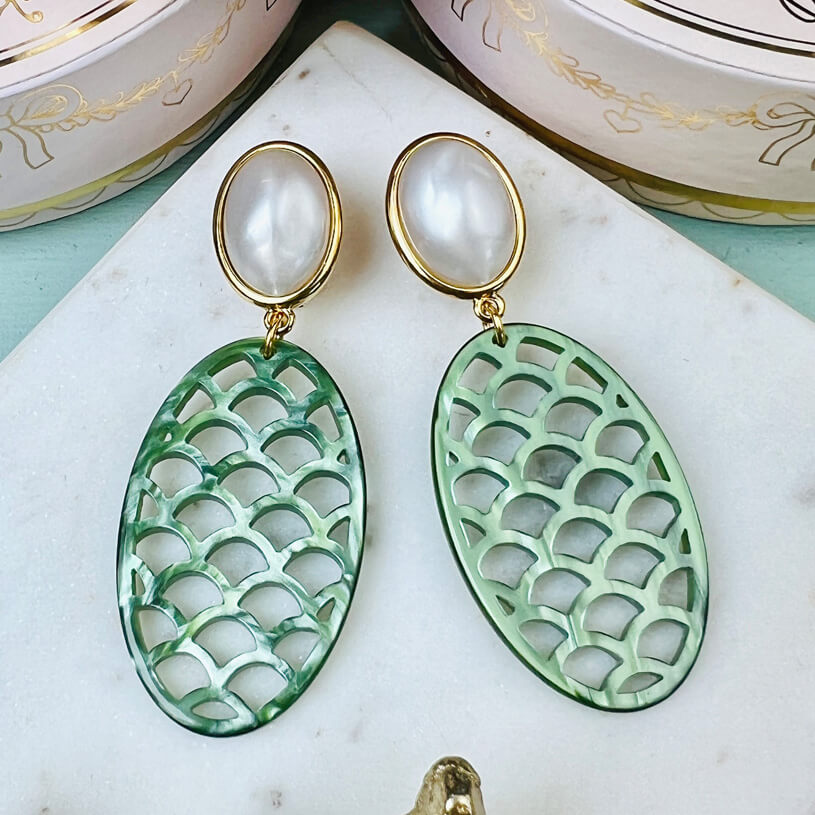 Vergoldete Ohrstecker in schimmerndem Perlmutt mit Oval in Silbergrün