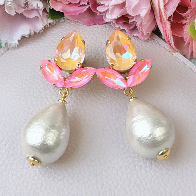 Funkelnde Ohrringe in Pfirsich und Pink mit federleichten Baumwolltropfen