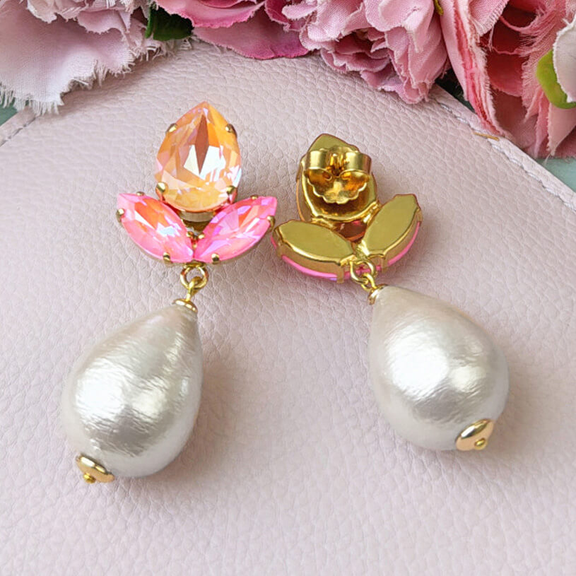 Funkelnde Ohrringe in Pfirsich und Pink mit federleichten Baumwolltropfen