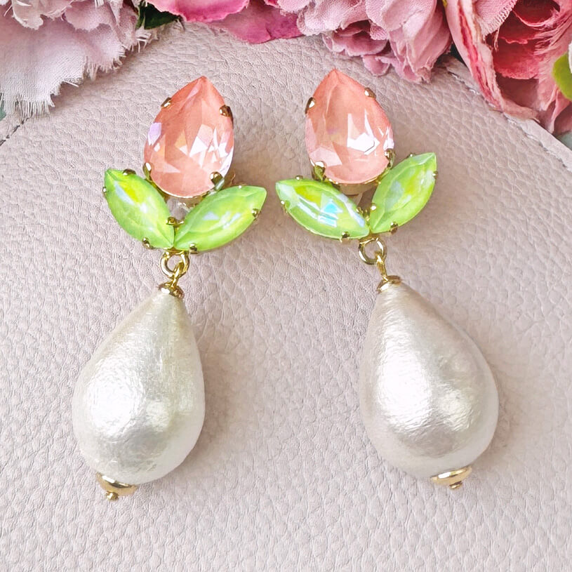 Funkelnde Ohrringe in Rosa und Hellgrün mit federleichten Baumwolltropfen