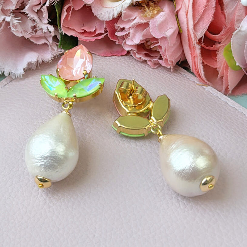 Funkelnde Ohrringe in Rosa und Hellgrün mit federleichten Baumwolltropfen