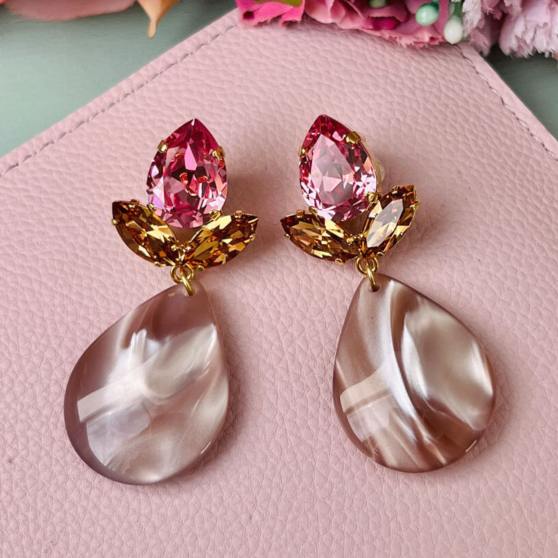 Funkelnde Ohrstecker in Rosa mit großem Tropfen in Beige