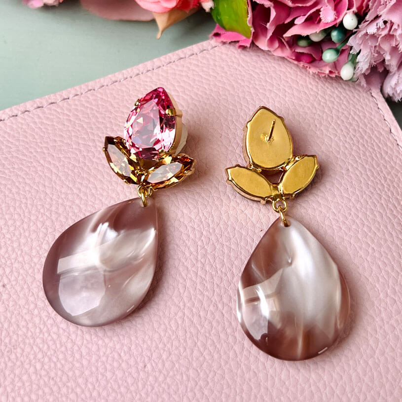 Funkelnde Ohrstecker in Rosa mit großem Tropfen in Beige