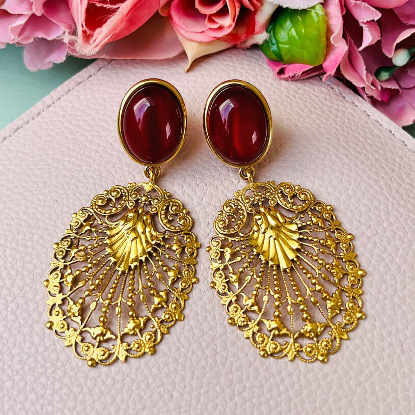 Dunkelrote Ohrstecker mit vergoldetem Ornament