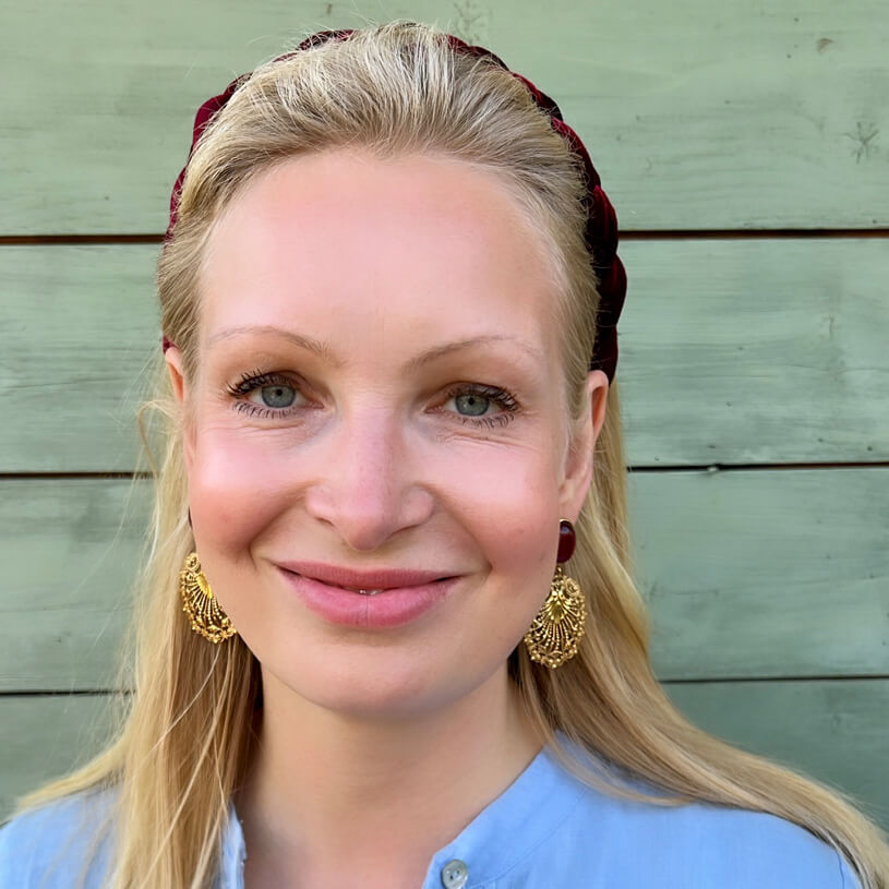 Dunkelrote Ohrstecker mit vergoldetem Ornament