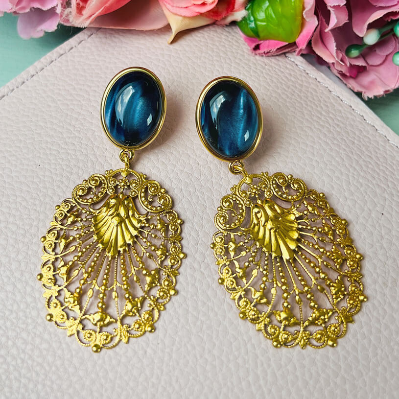 Dunkelblaue Ohrstecker mit vergoldetem Ornament