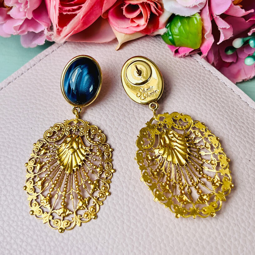 Dunkelblaue Ohrstecker mit vergoldetem Ornament