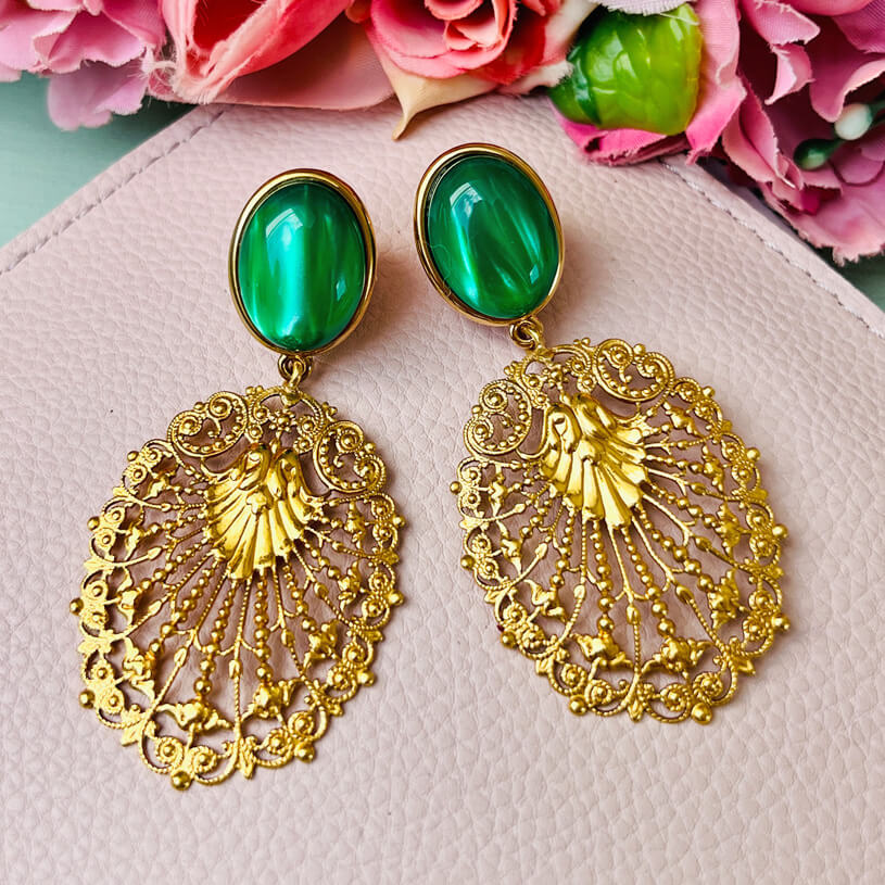 Dunkelgrüne Ohrstecker mit vergoldetem Ornament