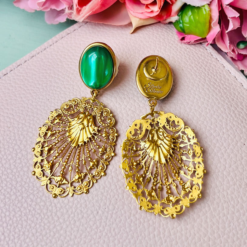Dunkelgrüne Ohrstecker mit vergoldetem Ornament