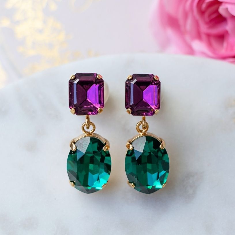 Funkelnde Ohrstecker mit Glas-Kristallen in Violett und Dunkelgrün