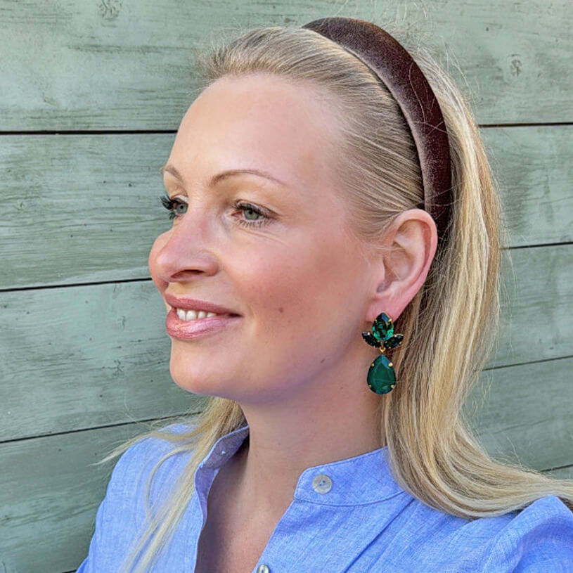 Tropfen-Ohrstecker mit Glas-Kristallen in Dunkelgrüntönen