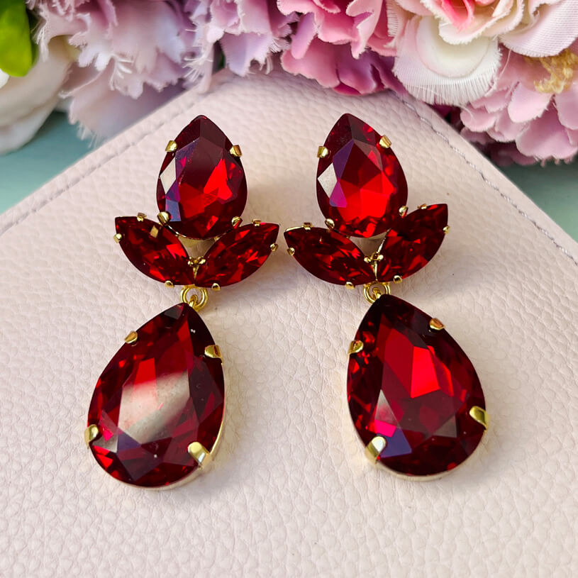 Tropfen-Ohrstecker mit Glas-Kristallen in Dunkelrot