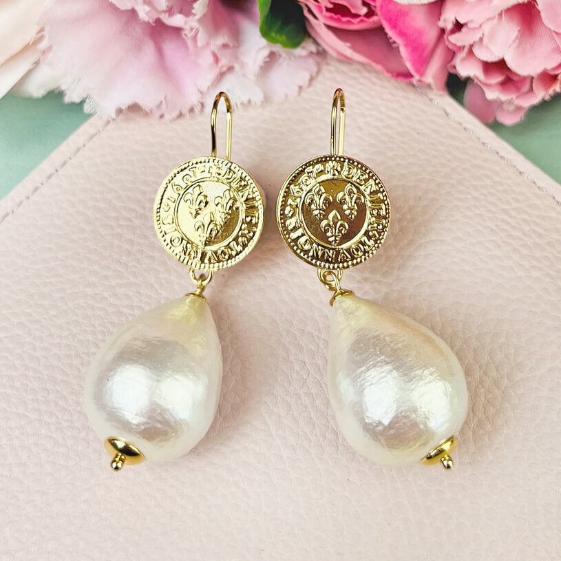 Vergoldete Ohrhänger mit feiner Lilien-Münzprägung und Baumwolltropfen