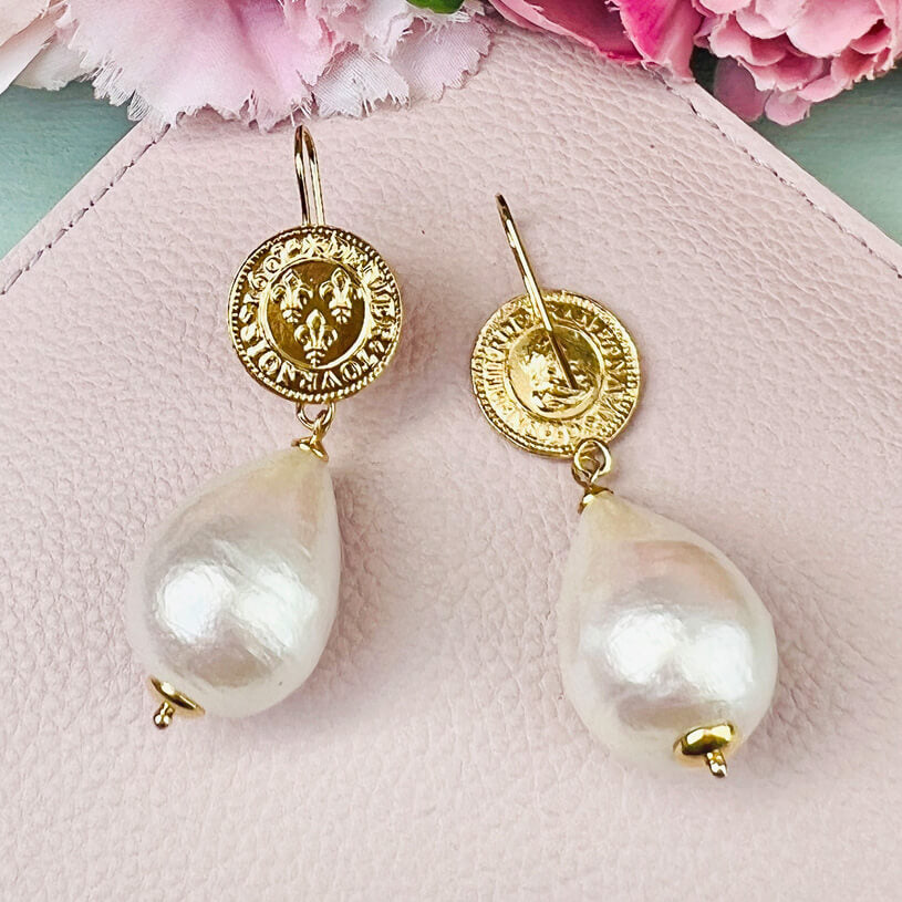 Vergoldete Ohrhänger mit feiner Lilien-Münzprägung und Baumwolltropfen