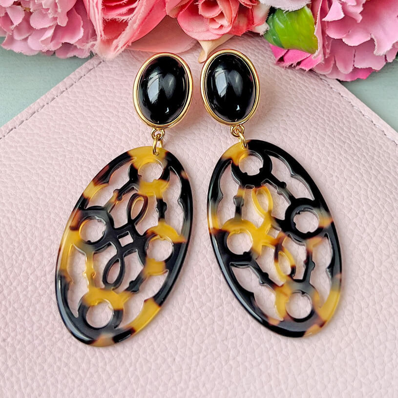 Schwarze Trensen-Ohrringe mit Oval in Schildpattfarben von AmuseToi