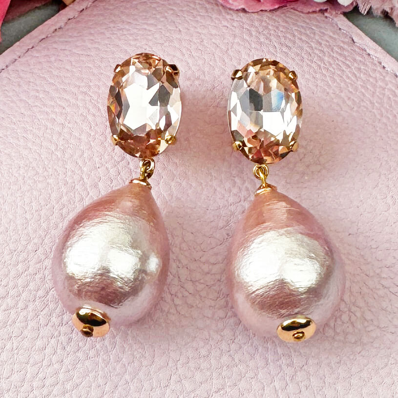 Champagnerfarbene Ohrstecker mit Glas-Kristallen und großem Baumwolltropfen