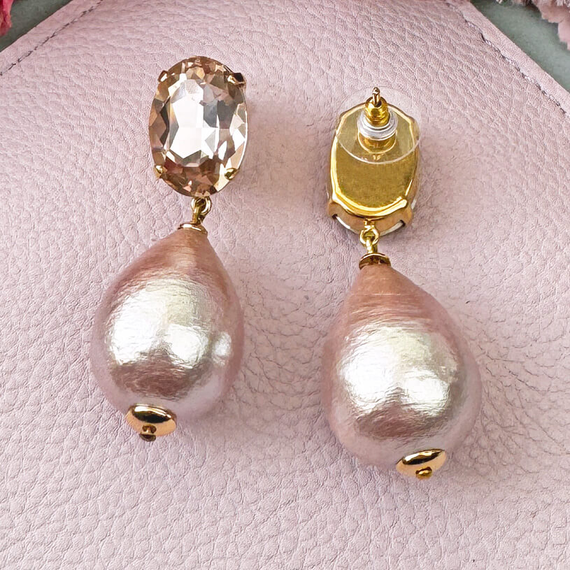 Champagnerfarbene Ohrstecker mit Glas-Kristallen und großem Baumwolltropfen