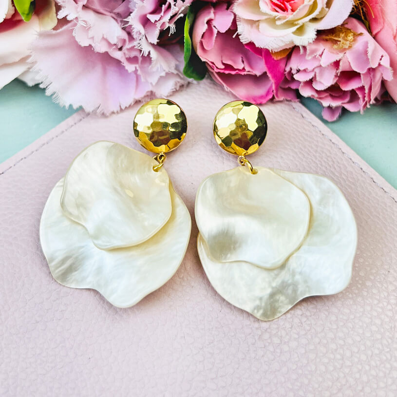 Vergoldete Ohrringe mit perlmuttfarbenen Blütenblättern