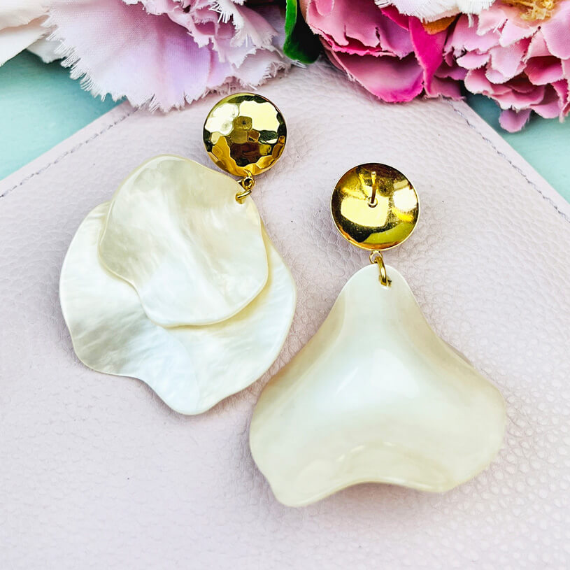 Vergoldete Ohrringe mit perlmuttfarbenen Blütenblättern