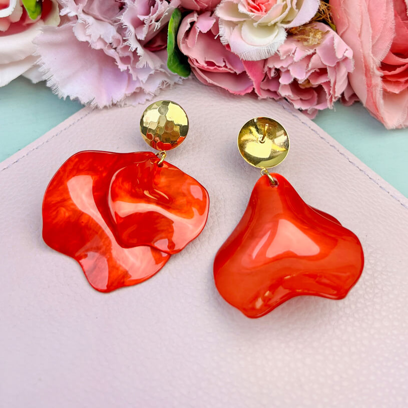 Vergoldete Ohrringe mit orangen Blütenblättern