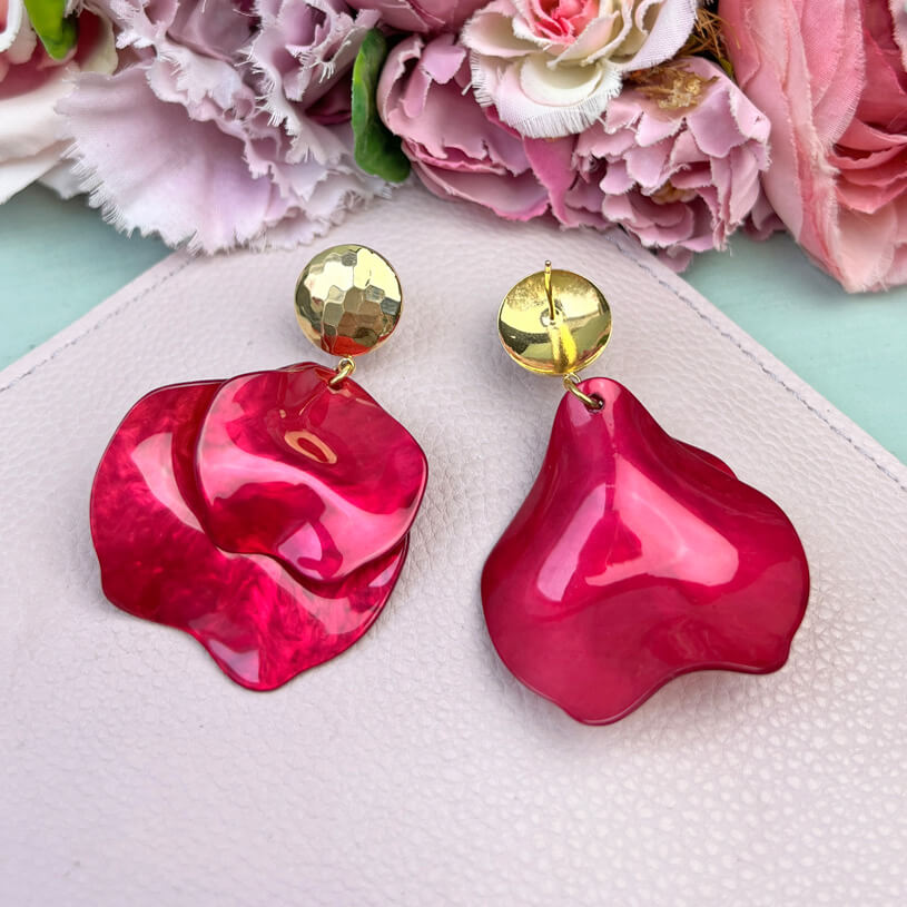 Vergoldete Ohrringe mit roten Blütenblättern