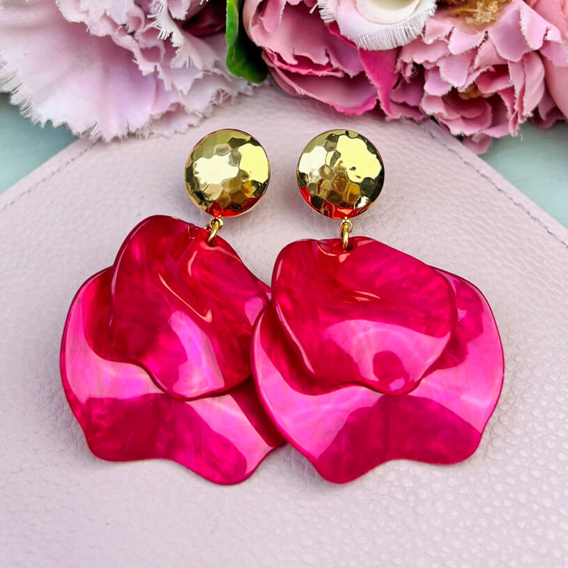 Vergoldete Ohrringe mit pinken Blütenblättern