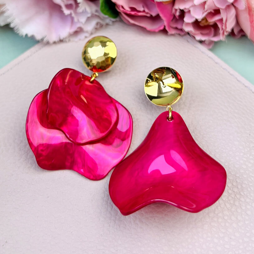 Vergoldete Ohrringe mit pinken Blütenblättern