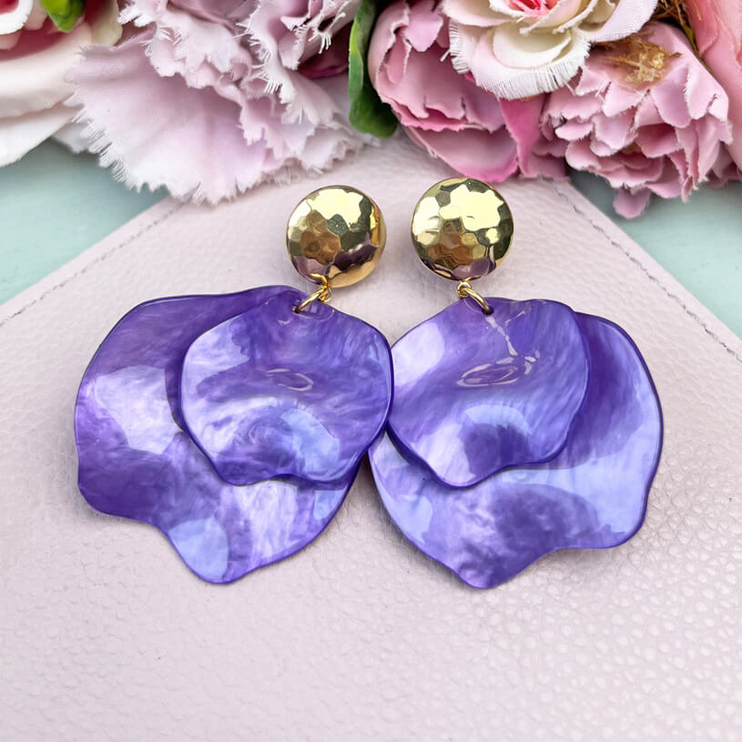 Vergoldete Ohrringe mit violetten Blütenblättern