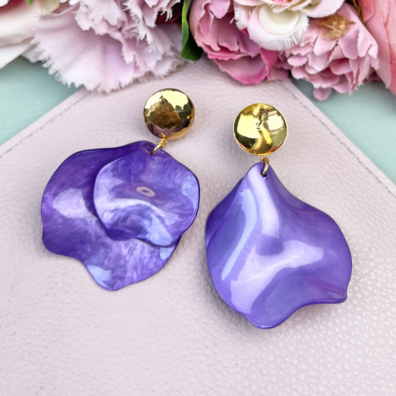 Vergoldete Ohrringe mit violetten Blütenblättern