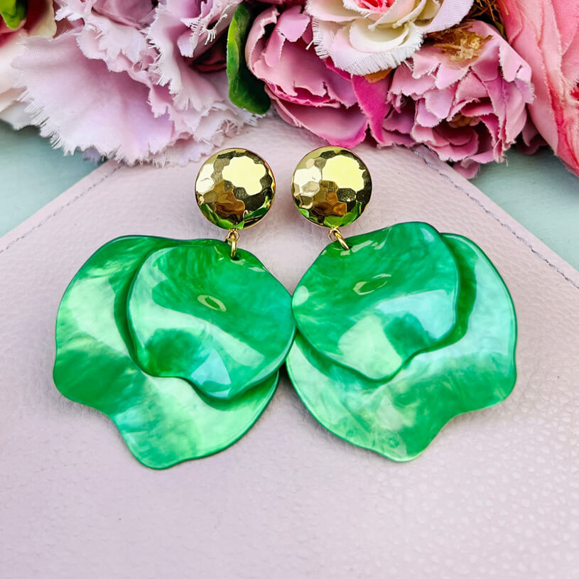 Vergoldete Ohrringe mit grünen Blütenblättern