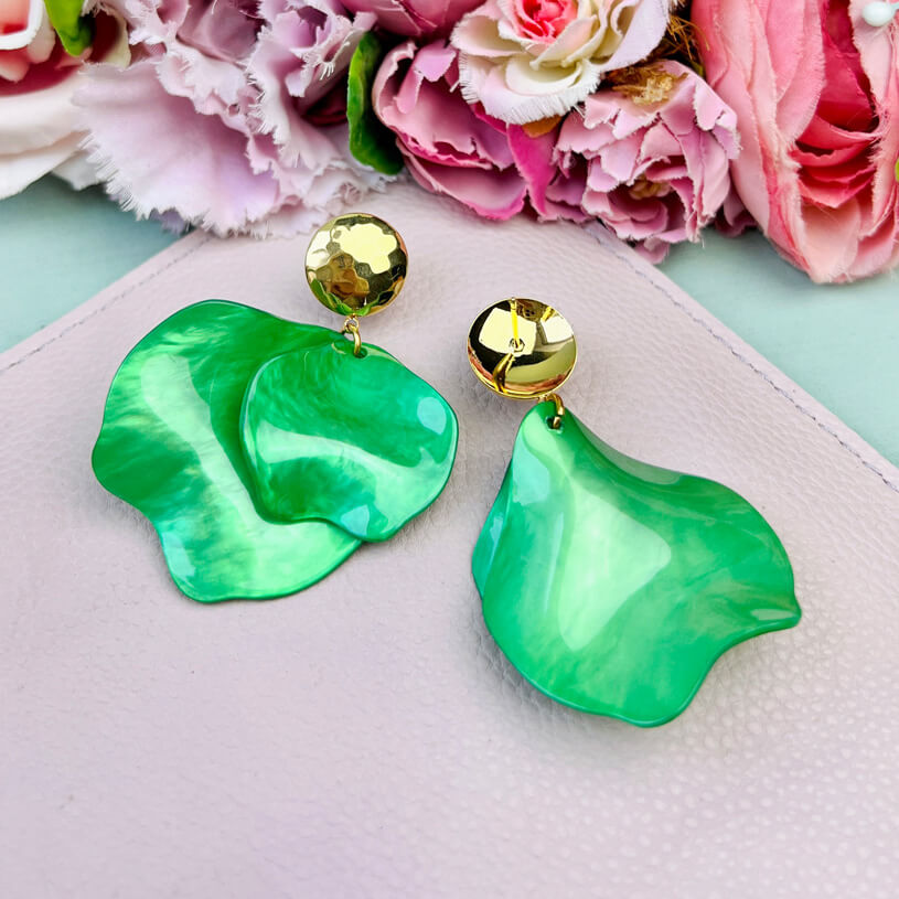 Vergoldete Ohrringe mit grünen Blütenblättern