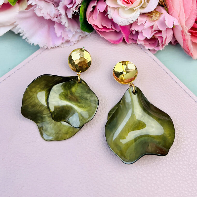 Vergoldete Ohrringe mit senfgelben Blütenblättern