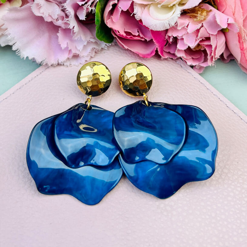 Vergoldete Ohrringe mit dunkelblauen Blütenblättern