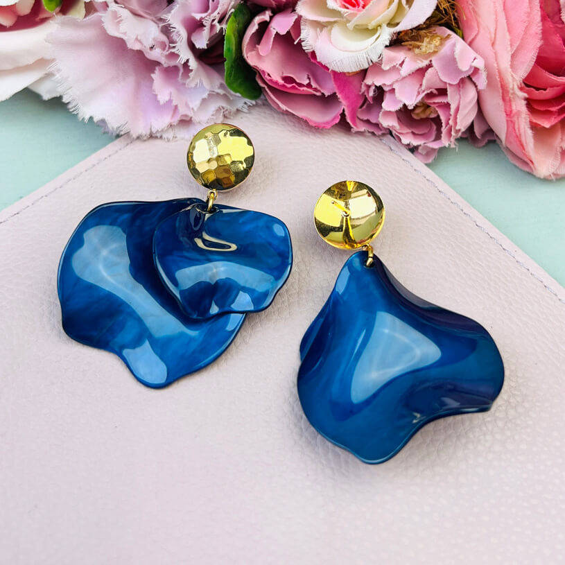 Vergoldete Ohrringe mit dunkelblauen Blütenblättern