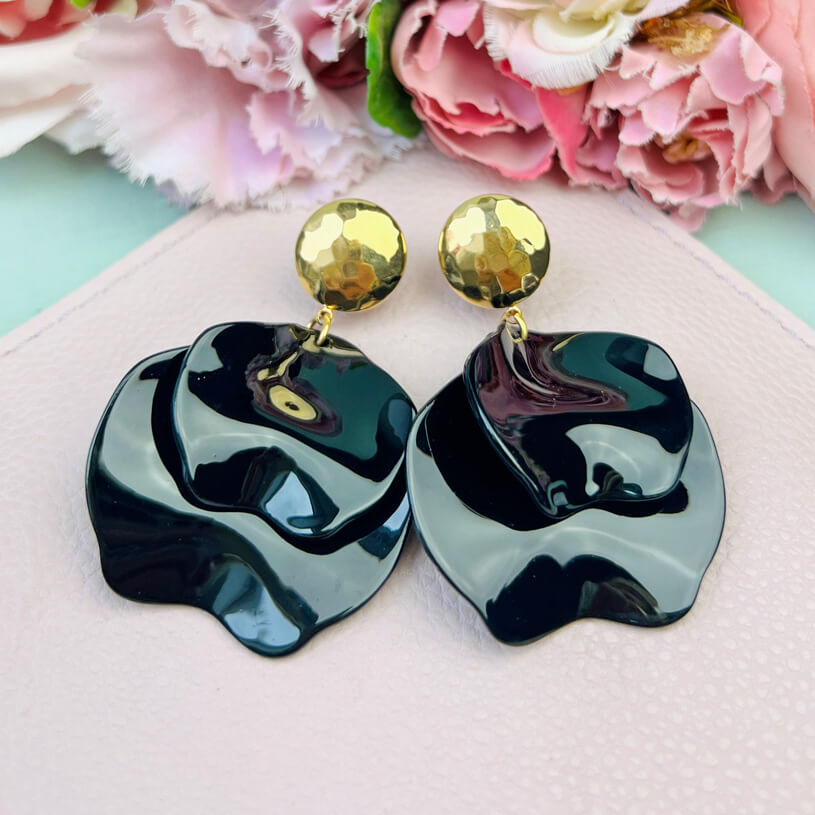 Vergoldete Ohrringe mit schwarzen Blütenblättern