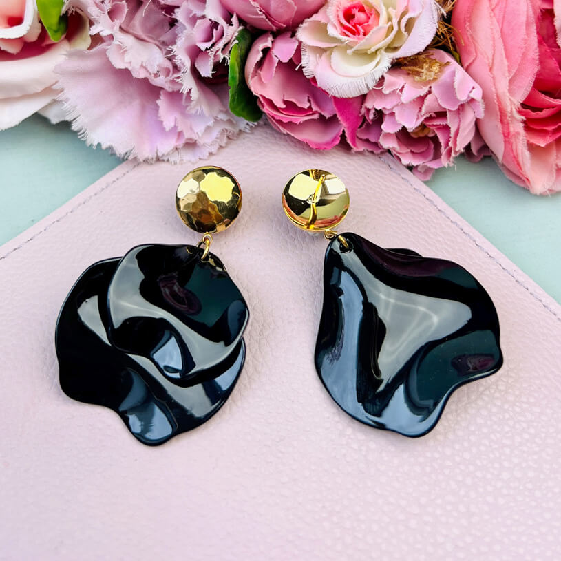 Vergoldete Ohrringe mit schwarzen Blütenblättern