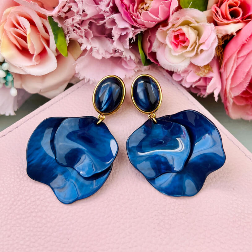 Dunkelblaue Ohrringe mit Blütenblättern