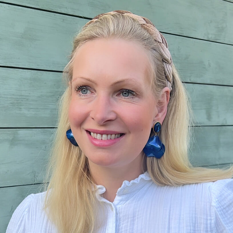 Dunkelblaue Ohrringe mit Blütenblättern