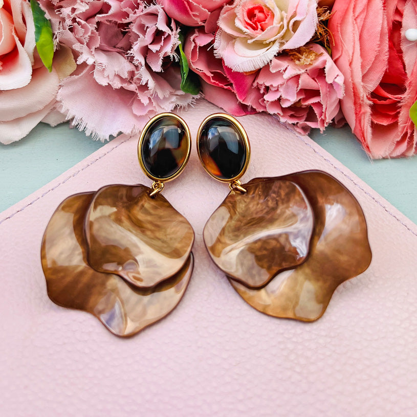Schildpattfarbene Ohrringe mit braunen Blütenblättern