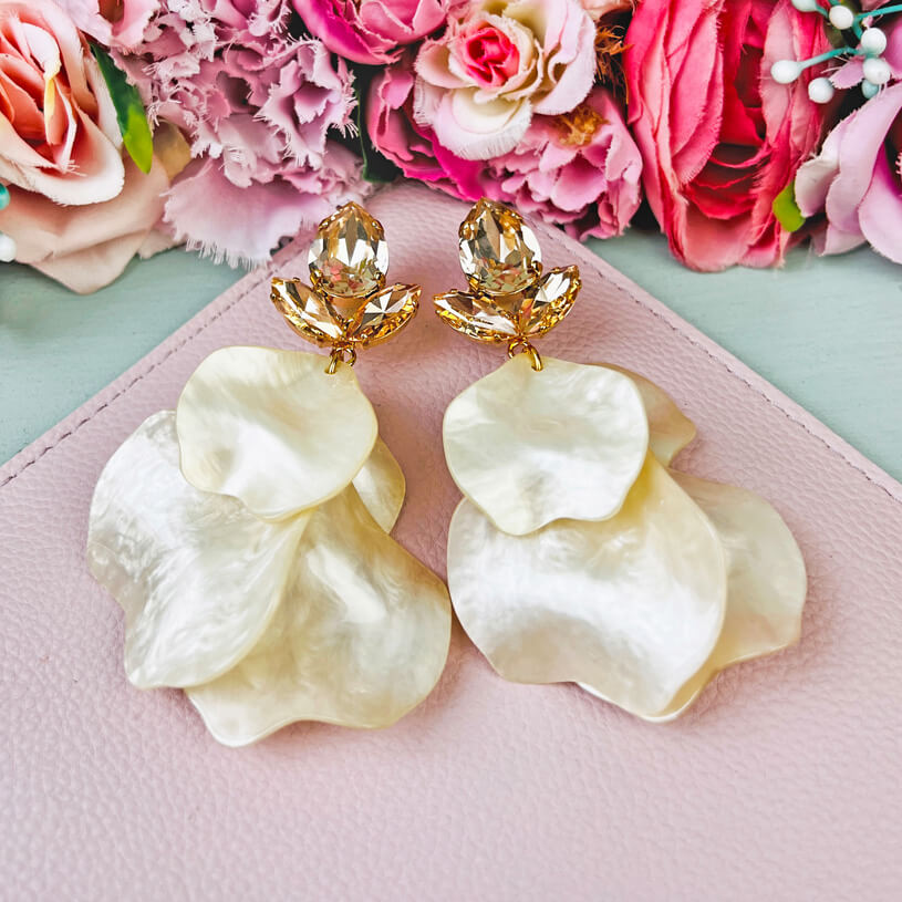 Funkelnde Ohrringe mit Glas-Kristallen und perlmuttfarbenen Blütenblättern