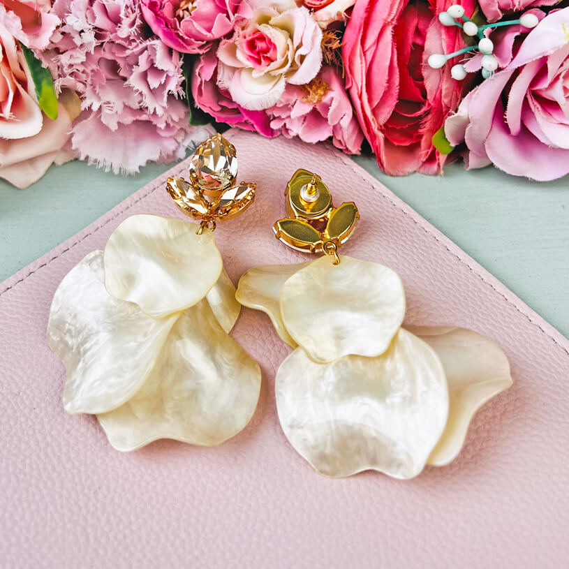 Funkelnde Ohrringe mit Glas-Kristallen und perlmuttfarbenen Blütenblättern