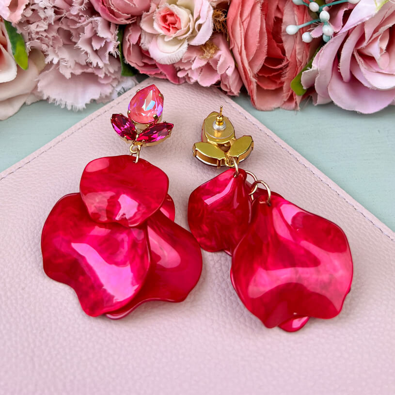Funkelnde Ohrringe mit pinken Glas-Kristallen und Blütenblättern