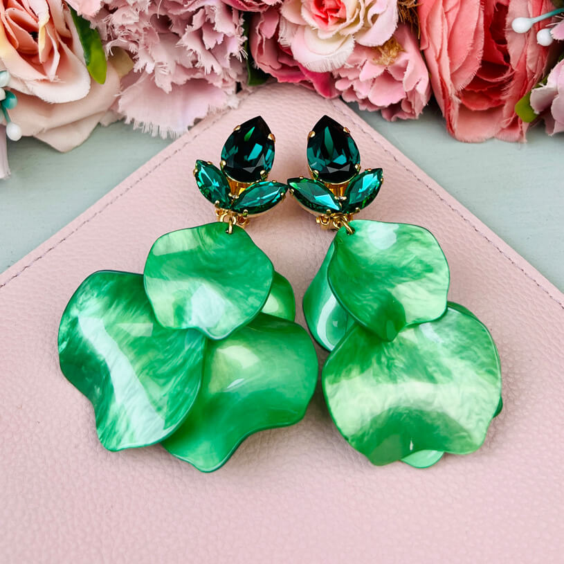 Funkelnde Ohrringe mit grünen Glas-Kristallen und Blütenblättern