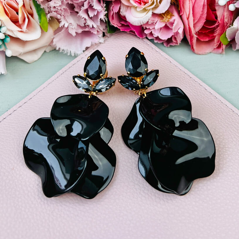 Funkelnde Ohrringe mit schwarzen Glas-Kristallen und Blütenblättern