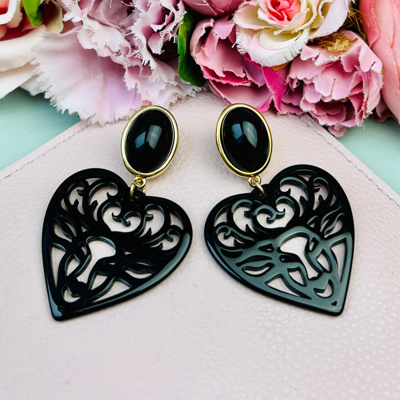 Schwarze Hirsch-Ohrringe mit Herz-Ornament von AmuseToi