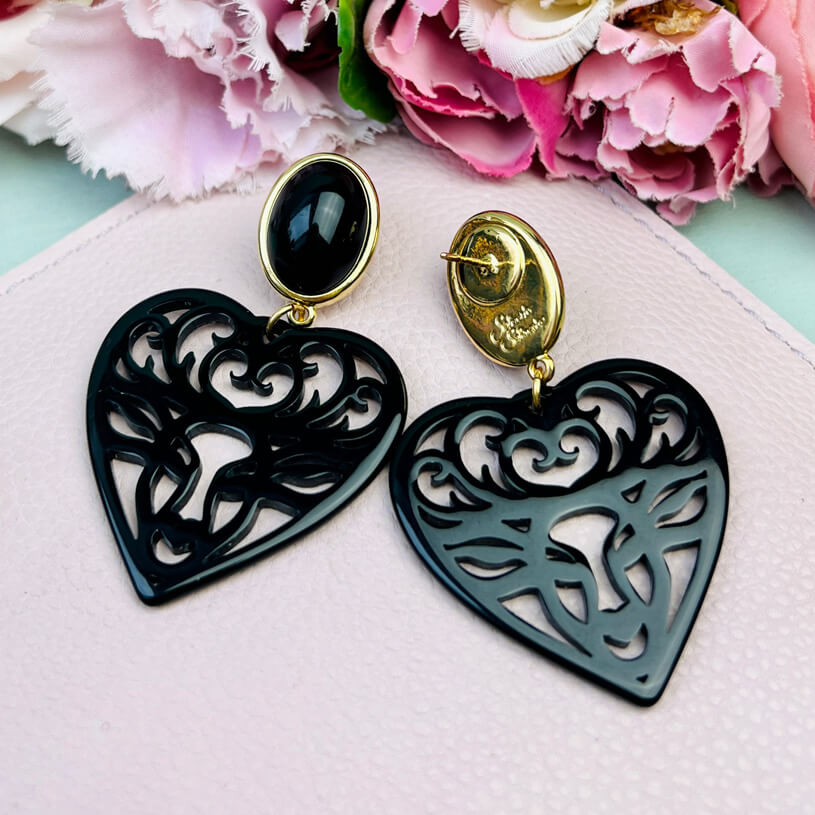 Schwarze Hirsch-Ohrringe mit Herz-Ornament von AmuseToi