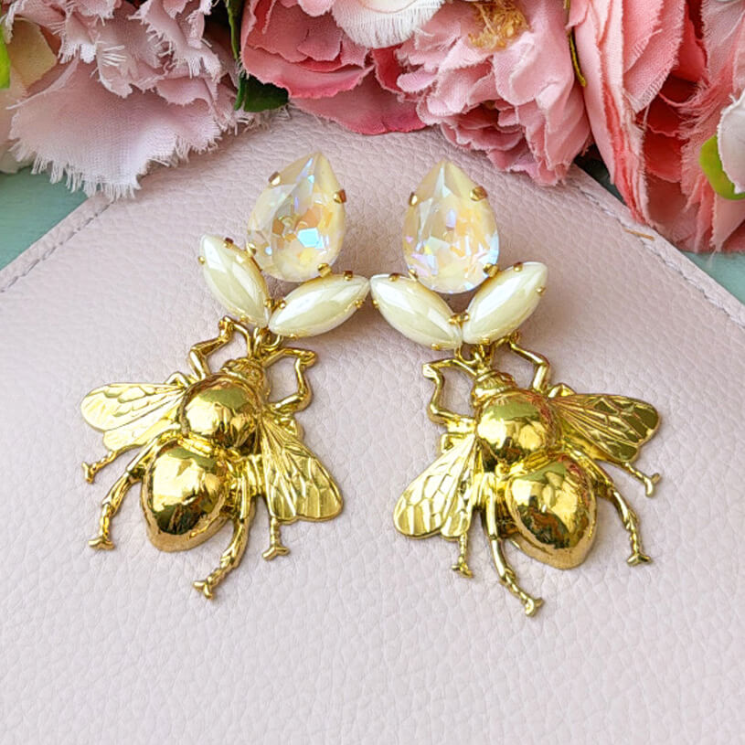 Funkelnde Ohrstecker in Perlmutt mit vergoldeter Hummel