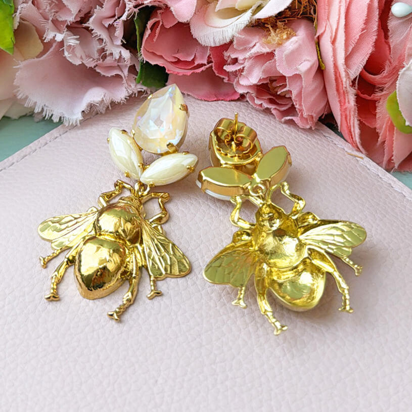 Funkelnde Ohrstecker in Perlmutt mit vergoldeter Hummel